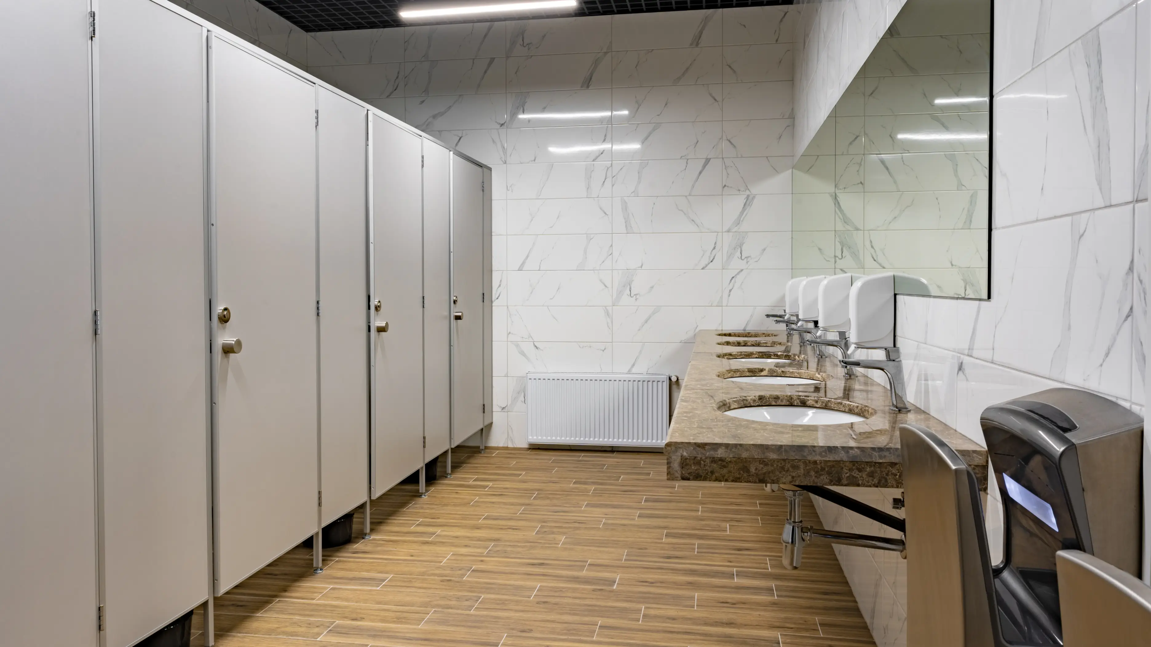 L’étiquette dans les toilettes en milieu de travail quand vient le temps d’aller à la selle